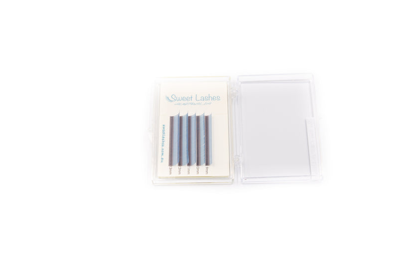 Our Sky Blue 0.07mm Volume Colour Lash Tray is specially designed for Volume lashes, which gives lash artists essential materials to develop their creativity and create unique sets of mixed coloured lashes. Let's give your clients the extra trendy look by adding a pop of coloured lashes to their sets.