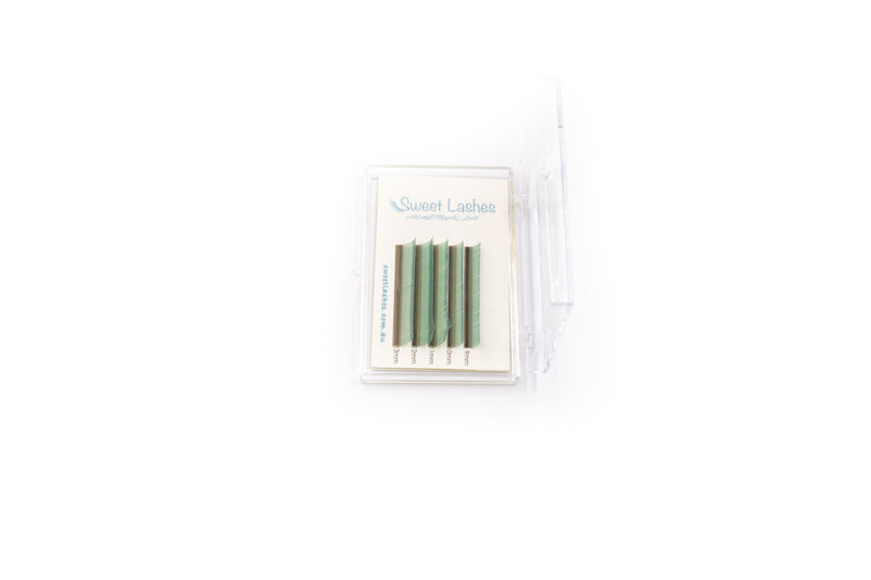 Our Blue Green 0.07mm Volume Colour Lash Tray is specially designed for Volume lashes, which gives lash artists essential materials to develop their creativity and create unique sets of mixed coloured lashes. Let's give your clients the extra trendy look by adding a pop of coloured lashes to their sets.