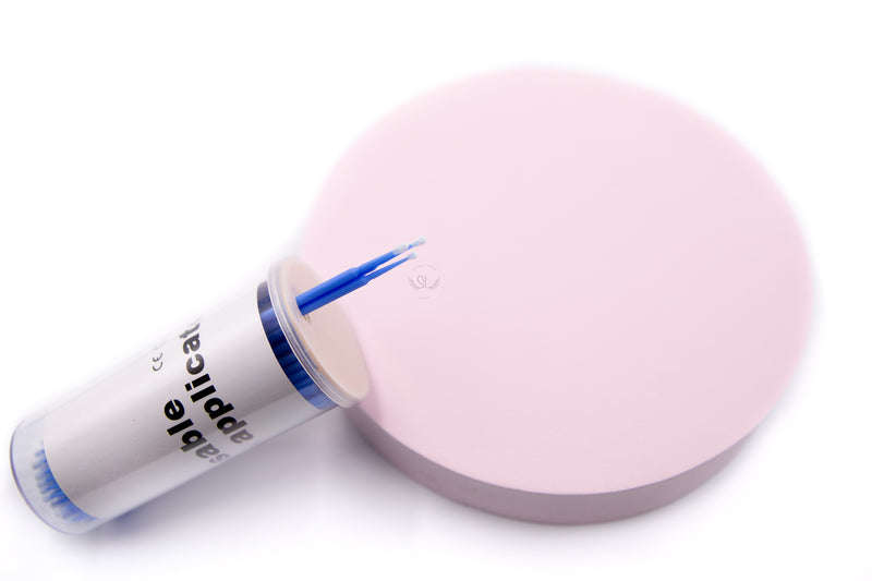Our Disposable Micro-Brush is perfect for applying primers or lash remover. It can also be used in other treatments including lash lift besides lashing. Key Features: - Packaged in a sanitary and refillable bottle, which also creates a neat and tidy working space for you - The extra fine tip helps you easily focus working on small areas with precision and minimise product wastage. The tiny tip size also decreases the risks of products touching your client's skin and therefore reduces irritation.