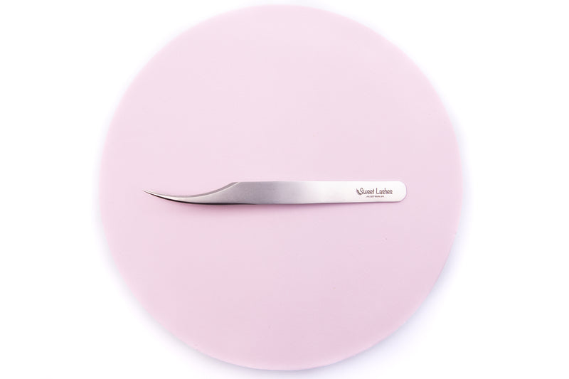 Our Stainless Steel Curved Isolating Tweezers have very fine tips that are perfect for both isolating and classic lashing. Key Features: - Light-weight, only 17g - Length: 12.5cm - Anti Acid - Non-corrosive - They come in their own elastic pouch and a tip protector to keep them safe. - We test all tweezers prior to shipping out to customers so you can be sure that they will work well when receiving them.