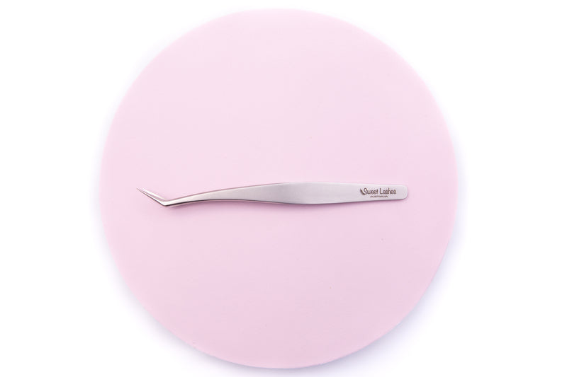 Our Pro Long Foot Volume Tweezers have long fine tips that are ideal for making Volume and Mega Volume fans with thicknesses of as thin as 0.03mm, 0.05mm, and 0.07mm. Key Features: - Materials: Stainless Steel - Colour: Silver - Light-weight, only 17g - Length: 12.9cm - We test all tweezers prior to shipping them out to customers so you can be sure that they will work well when receiving them.