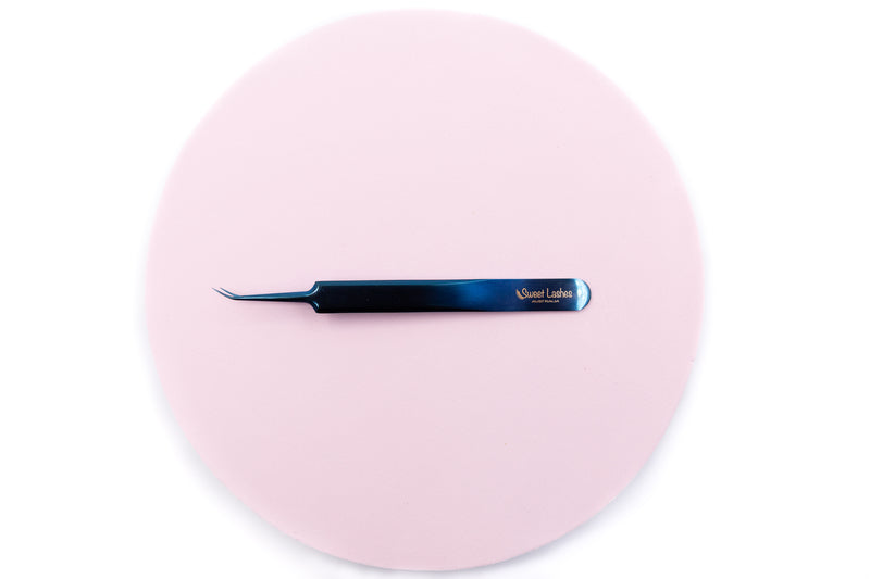 Our Premium Stainless Steel Classic Tweezers with very fine tips at a 30-degree angle are perfect for picking up classic lashes and also suitable for isolation. Key Features: - Colour: Sapphire Blue - Light-weight, only 14g - Length: 11.6cm - Anti Acid - Non-corrosive - They come in their elastic pouch and a tip protector to keep them safe. - We hand-test all tweezers before shipping them out to customers so you can be sure that they will work well when receiving them.