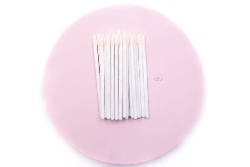 Our Disposable Applicator Wand is a multi-purpose item that can be used for lash baths prior to the treatment or applying lash remover cream. It is also perfect to apply lipstick. Besides lashing, it can be used for other services such as lash lift and brow treaments. Key Features: - Lint-free - Quantity: Each pack contains 50 applicators - Colours: Black and White