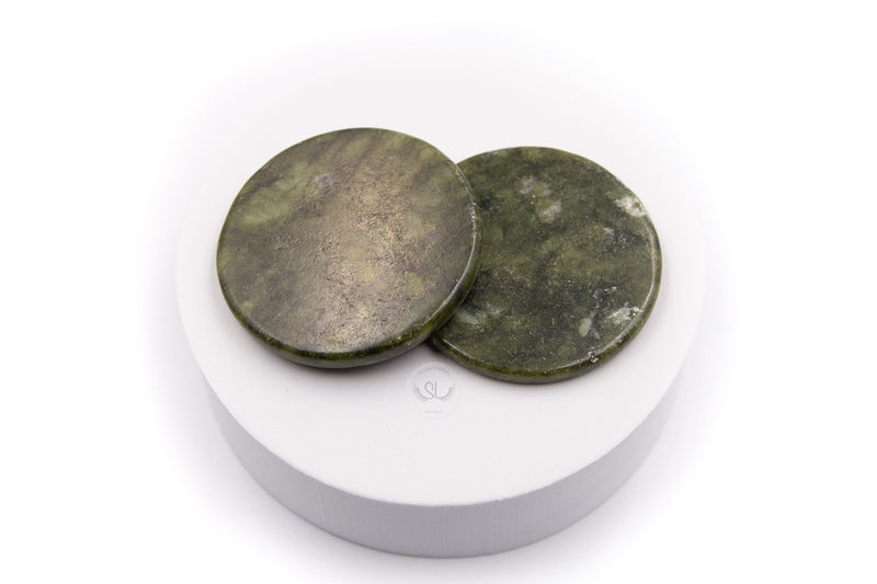 his double-sided jade stone is reusable and is specially designed to work as an eyelash extension glue holder.   Key Features:  - Colour: Dark Green  - It slows down glue's drying process by keeping glue drops cool due to the natural stone characteristics.  - It is best paired with our glue sticker to protect it from getting messy with adhesive.    - Single pack