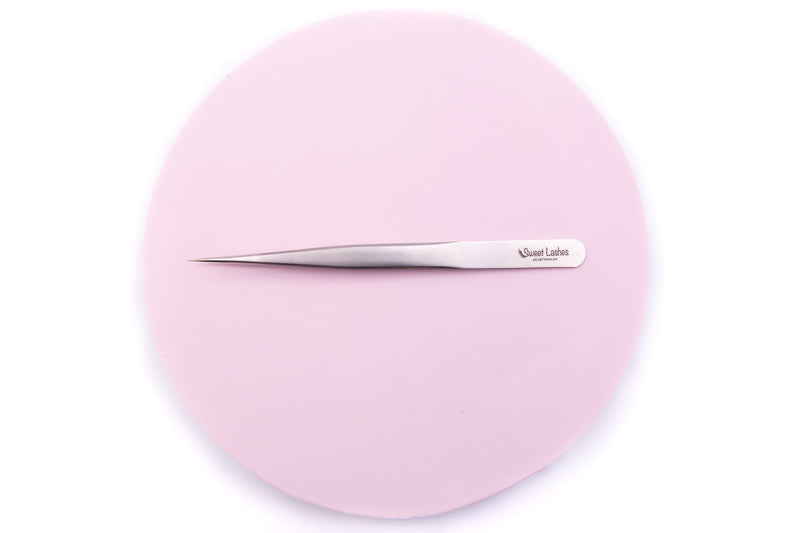 Our Stainless Steel Straight Isolating Tweezers have very fine tips that are perfect for both isolating and classic lashing.  Key Features:  - Colour: Silver  - Light-weight, only 16g  - Length: 13.6cm  - Anti Acid  - Non-corrosive  - They come in their own elastic pouch and a tip protector to keep them safe.  - We test all tweezers prior to shipping out to customers so you can be sure that they will work well when receiving them.