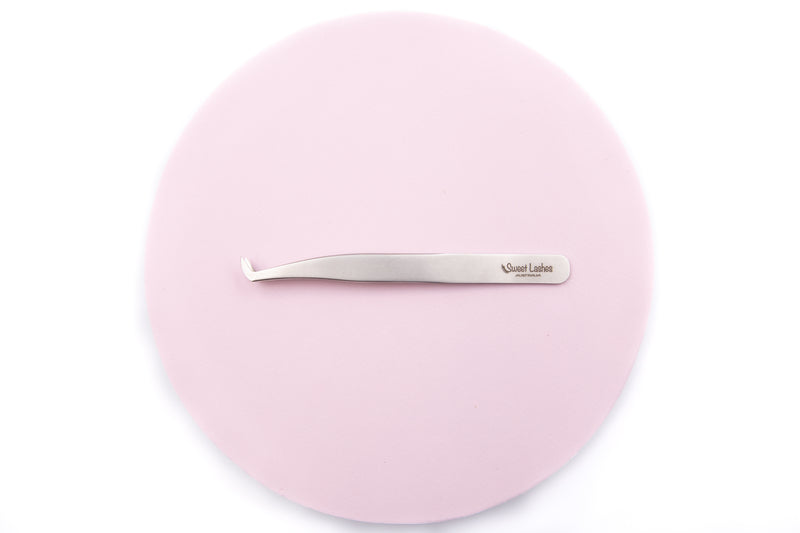 Our Master Volume Tweezers have very fine tips with full closure foot and are perfect for rapidly making Volume and Mega Volume fans with thicknesses of as thin as 0.03mm, 0.05mm, and 0.07mm.  Key Features:  - Materials: Stainless Steel  - Colour: Silver  - Light-weight, only 15g  - L - Anti Acid  - Non-corrosive  - They come in their own elastic pouch and a tip protector to keep them safe.