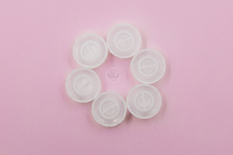 The Lash Easy Fanning Glue Cup is a must-have accessory for every lash technician as its "V-shaped sections" on the edge are extremely useful to correct fan bases or rapidly create fans while volume lashing. The inner structure is divided into two glue holder parts which allow it to hold glue twice.  It has a compact size that can easily fit onto a lash tile and does not leave a mess after usage.  It comes in a package of 100 cups.